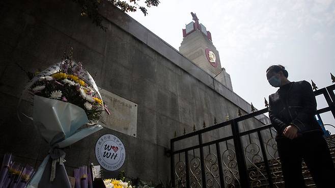 중국 우한에서 코로나19 사망자를 추모하는 시민