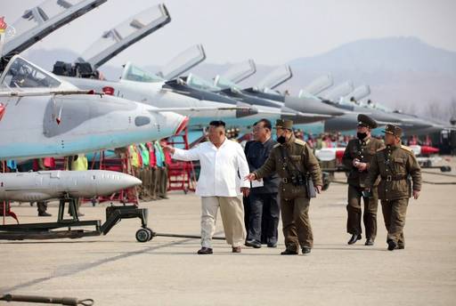 김정은 북한 국무위원장이 서부지구 항공 및 반항공사단 관하 추격습격기연대를 시찰했다고 12일 조선중앙TV가 보도했다. 김 위원장이 늘어선 전투기 너머를 손가락으로 가리키고 있다. 조선중앙TV·연합뉴스