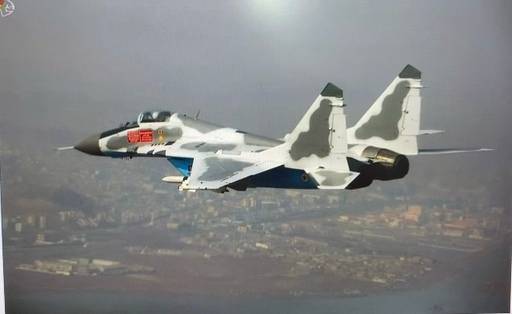 김정은 북한 국무위원장이 서부지구 항공 및 반항공사단 관하 추격습격기연대를 시찰했다고 12일 조선중앙TV가 보도했다. 사진은 창공을 가로지르는 북한 전투기. 조선중앙TV·뉴스1