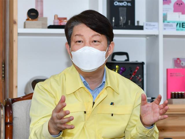 권영진 대구시장은 신종 코로나바이러스 감염증 대응과 관련해 “아무도 가보지 않은 길을 개척해 나가는 일이었다”며 “대구 시민들은 서로 응원하면서 위기를 극복해 나가고 있다”고 말했다. 대구시 제공