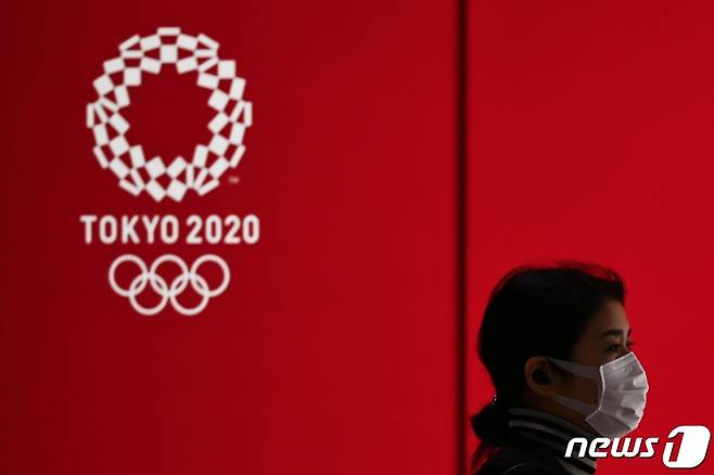 도쿄 거리의 도쿄올림픽 엠블럼. © AFP=뉴스1