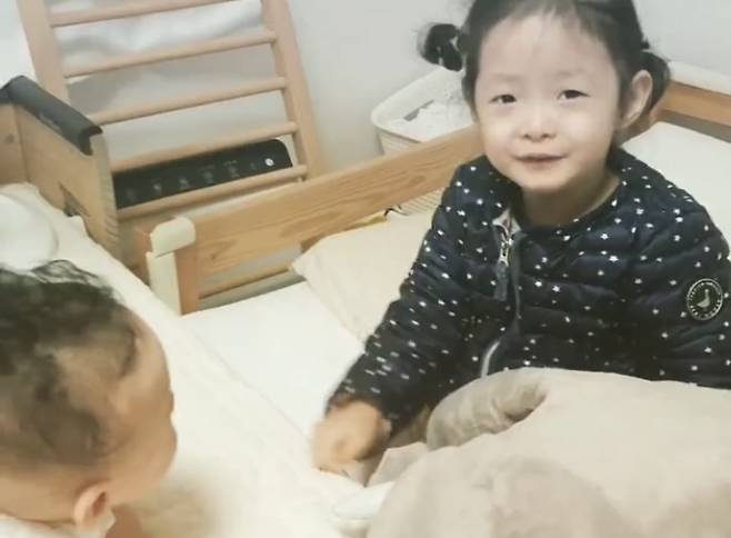 ▲ 정인 조정치 부부의 자녀. 출처ㅣ정인 SNS