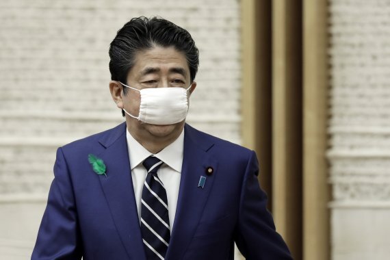 일본 정부가 나눠준 천마스크를 착용한 아베 신조 日 총리 AP 뉴시스