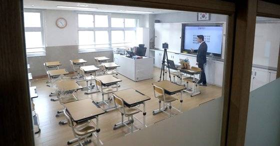 세종시의 한 초등학교 교사가 빈 교실에서 원격 수업을 진행하고 있다. 뉴스1