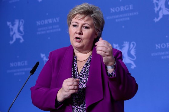 에르나 솔베르그 노르웨이 총리가 3월 16일 노르웨이 오슬로에서 기자회견을 열고 어린이의 질문에 답하고 있다. [로이터=연합뉴스]