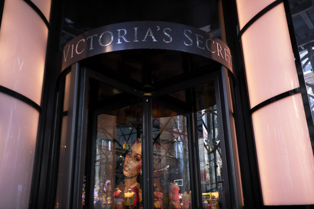 미국 뉴욕의 빅토리아 시크릿 매장에 걸린 기업 로고 /블룸버그