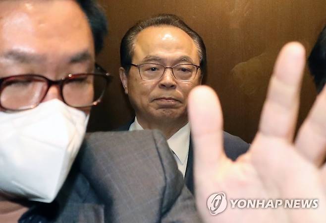 오거돈 사퇴 (부산=연합뉴스) 손형주 기자 = 오거돈 부산시장이 23일 오전 부산시에서 기자회견을 열어 시장직 사퇴 의사를 밝힌 뒤 승강기에 탑승해 있다. 오 시장은 "죄스러운 말씀을 드린다. 저는 최근 한 여성 공무원을 5분간 면담하는 과정에서 불필요한 신체접촉이 있었다"며 "머리 숙여 사죄드린다"고 말했다. 2020.4.23 handbrother@yna.co.kr