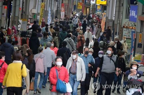 도쿄의 마스크 쓴 행인 (도쿄 AFP=연합뉴스) 신종 코로나바이러스 감염증(코로나19)이 확산하는 가운데 21일 일본 도쿄의 상점가에서 마스크를 쓴 사람들이 이동하고 있다. 2020.4.23