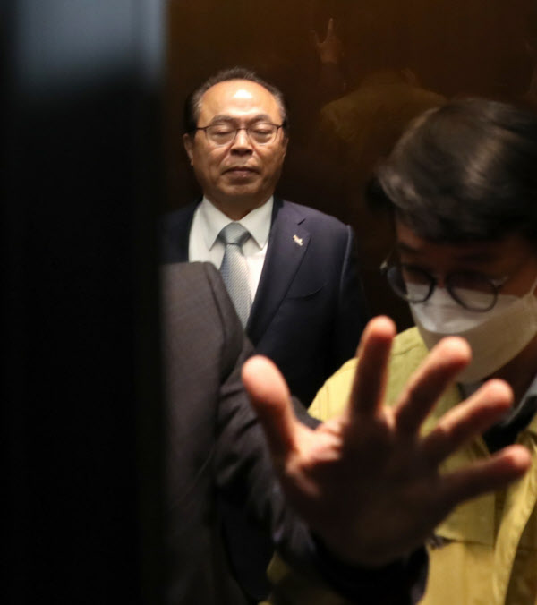 오거돈 부산시장이 23일 부산시청에서 사퇴 기자회견을 마친 뒤 엘리베이터를 타고 회견장을 떠나고 있다. /연합뉴스