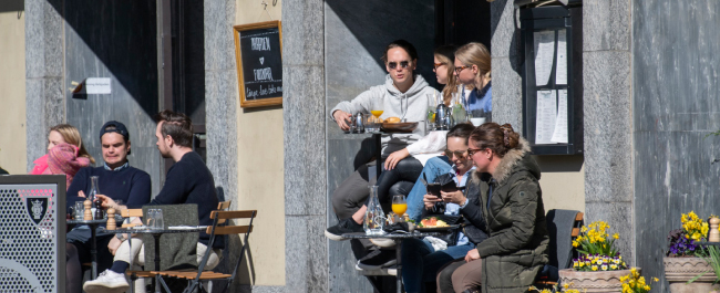 스웨덴 시민들이 4월 11일 스톡홀름의 야외 카페에서 음식을 먹으며 담소하고 있다. 스웨덴 정부는 사회적 거리두기를 강조하면서도 개인의 자유를 상당히 허용하고 있다. [AP=뉴시스]