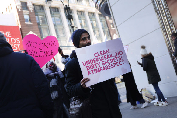 지난 2월 14일 미국 뉴욕에 자리한 빅토리아 시크릿 매장 앞에 한 시민이 시위를 펼치고 있다. (사진=AFP)