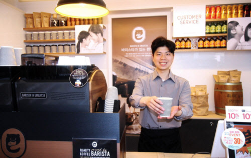 이마트24 서울 해방촌점에서 바리스타가 직접 제조한 커피를 들어 보이고 있다.(사진=이마트24)