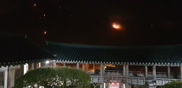 경북 안동시 풍천면에서 24일 산불이 발생했다. 25일 오후 안동 병산서원 앞까지 산불이 확산해 불길이 피어오르고 있다. /연합뉴스