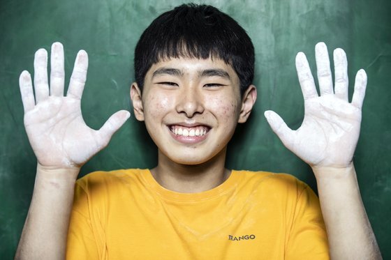 이학진군이 지난 13일 일산클라이밍 센터에서 굳은살 박힌 손을 보여주고 있다. 세계 최연소(12세)로 5.14c 코스를 완등한 이군은 바위에서 내려오면 영락없는 '아이'다. 김현동 기자