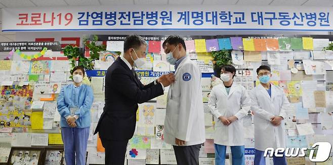 박능후 중앙재난안전대책본부 1차장(보건복지부 장관)이 23일 오후 코로나19 지역거점병원인 대구 중구 계명대 대구동산병원을 찾아 코로나19와 싸우는 의료진을 격려하는 #덕분에 배지를 달아주고 있다. /사진=뉴스1