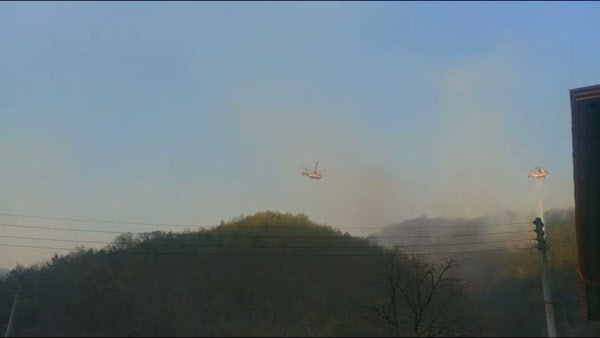 지난 24일 오후 경북 안동시 풍천면 야산에서 산불이 발생했다. 소방청 소속 헬기가 진화 작업을 하고 있다. /소방청 제공