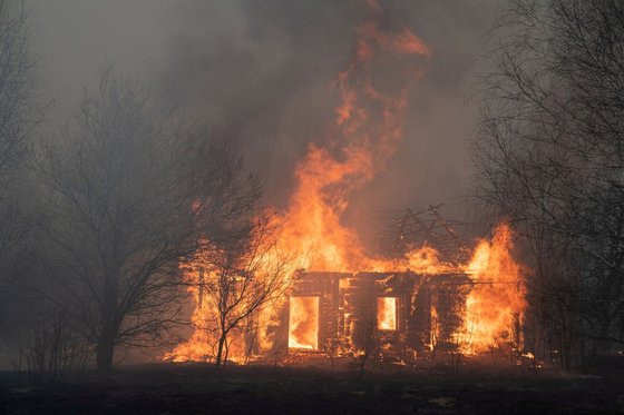 18일 체르노빌 발전소 인근 지역에서 한 목조주택이 불에 타고 있다. 로이터=연합뉴스