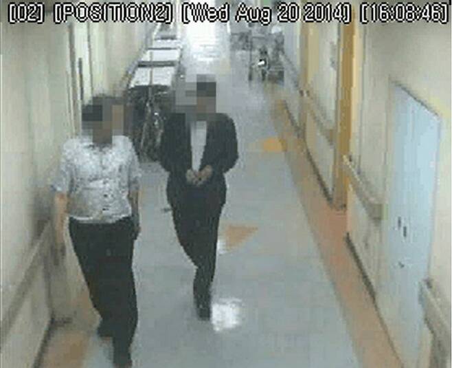 2014년 8월 20일, 국정원 현장직원(오른쪽 검은옷)이 '유민아빠' 김영오씨의 주치의가 근무하는 서울동부시립병원을 방문해 병원장(왼쪽 흰옷)으로부터 안내를 받고 있다. (사진=사참위 제공/병원 CCTV영상 캡처)