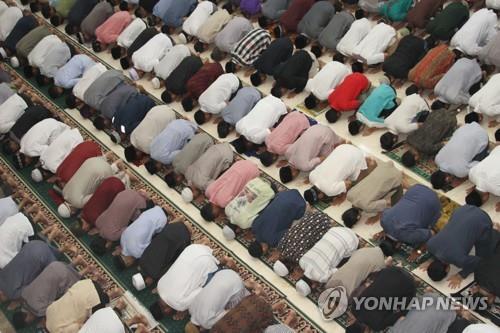 합동 기도회에 참석한 인도네시아 아체주 무슬림 [로이터=연합뉴스]