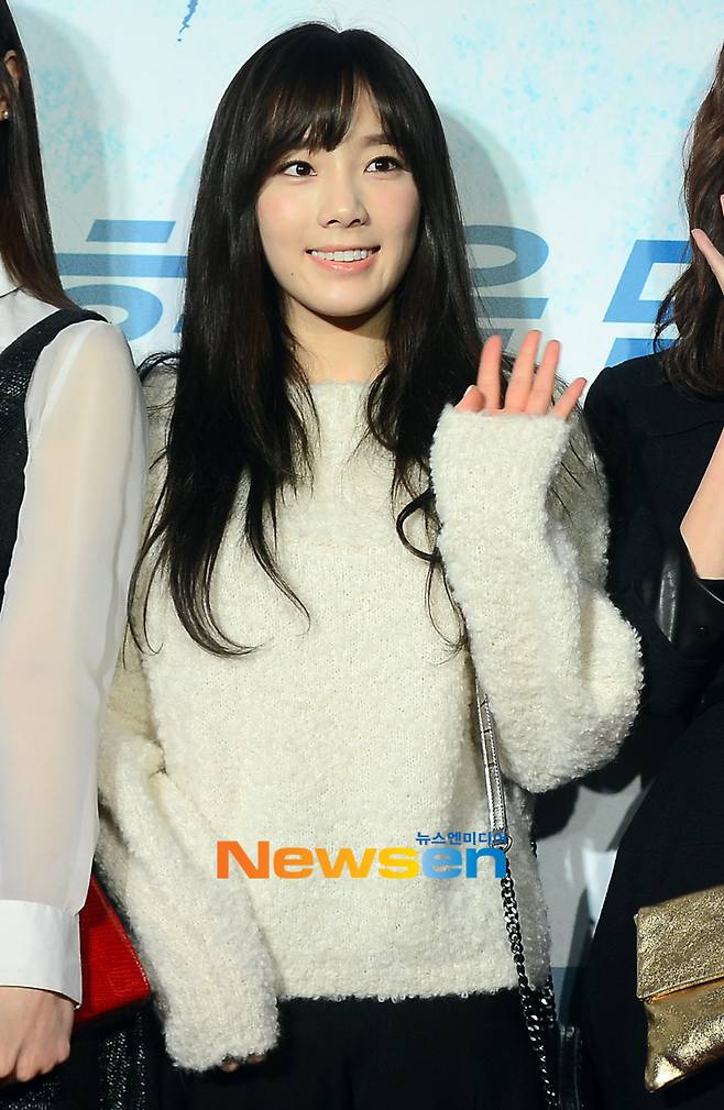 2013년 유리 스크린 데뷔 응원차 영화 ‘노브레싱’ vip 참석
흑발에 눈부신 청순미소 태연~