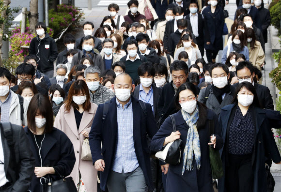 코로나19 긴급사태 일본 전국 확대…출근길 모습 - 신종 코로나바이러스 감염증(코로나19) 긴급사태가 일본 전국으로 확대된 가운데 17일 오전 일본 도쿄도 주오구에서 마스크를 쓴 직장인들이 출근하고 있다. 2020.4.17 교도 연합뉴스