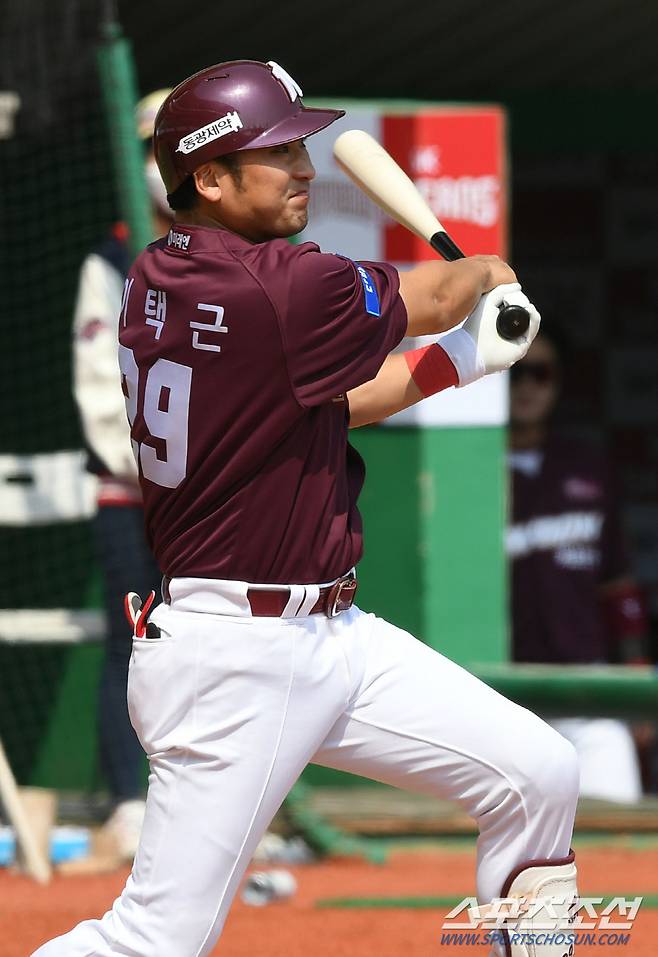 2020 KBO리그 키움 히어로즈와 SK 와이번스의 연습경기가 1일 인천 SK행복드림구장에서 열렸다. 키움 이택근이 3회초 2사 솔로포를 치고 있다. 인천=정재근 기자 cjg@sportschosun.com/2020.05.01/