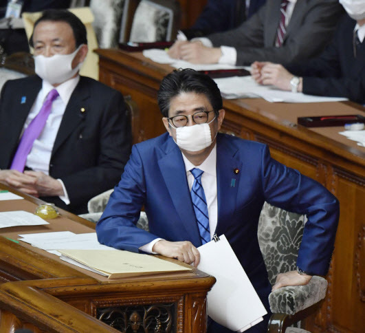 지난달 27일(현지시간) 일본 중의원 본회의에서 추가경정 예산안에 대한 심의가 본격적으로 시작된 가운데 아베 신조 일본 총리가 마스크를 착용하고 회의에 참석 중이다 (사진=연합뉴스)