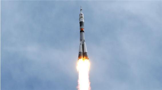 2015년 우주비행사를 싣고 ISS를 향해 떠나는 소유즈 발사체