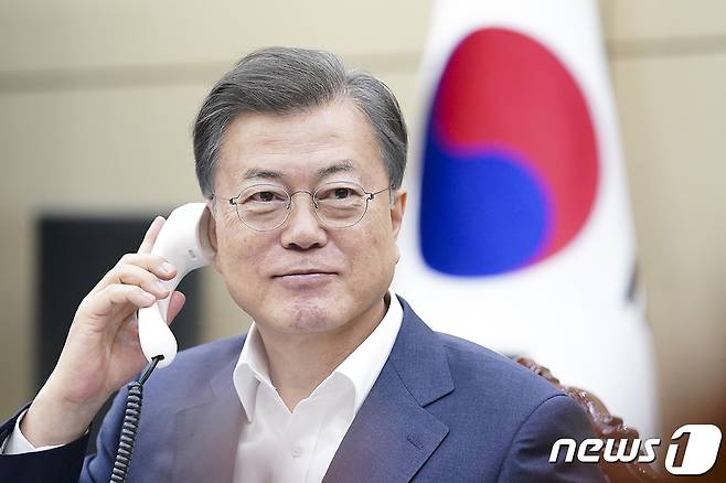 문재인 대통령이지난 24일 청와대 여민관에서 시릴 라마포사 남아프리카공화국 대통령과 전화 통화를 하고 있는 모습. (청와대 제공) 2020.4.24/뉴스1