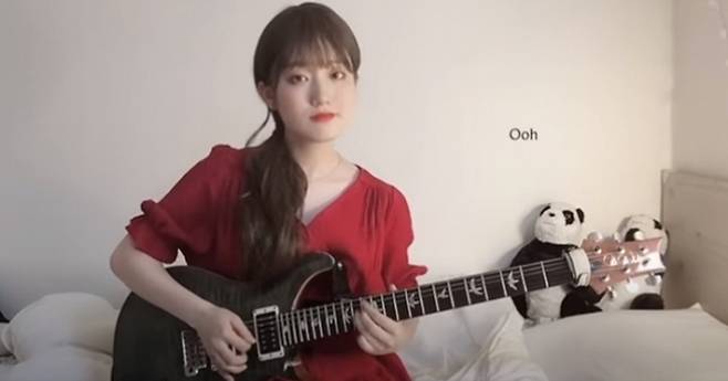 '유진기타' 허유진이 자신의 유튜브 채널 영상 촬영을 하고 있는 모습.