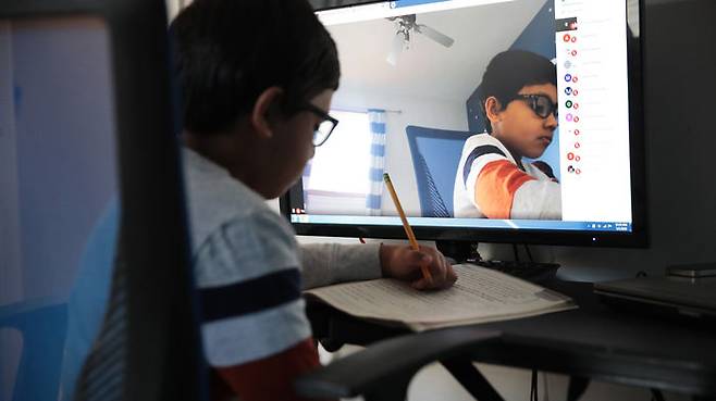 화상 학습 중인 미국 일리노이 주의 한 어린이 (사진=게티이미지코리아)