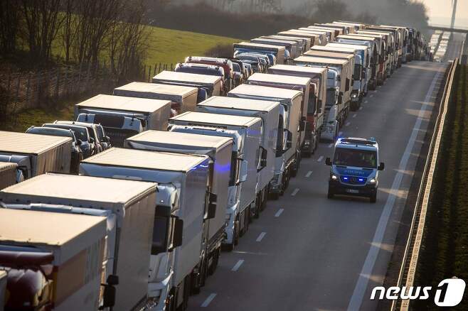 지난 3월 18일 코로나19 확산을 막기 위한 국경봉쇄 영향으로 독일 프랑크푸르트의 폴란드 국경에서 베를린으로 향하는 고속도로에 극심한 교통정체가 빚어지고 있다. © AFP=뉴스1 © News1 우동명 기자
