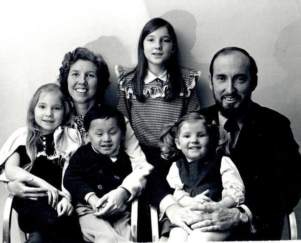 찰스 베츠 헌틀리(맨오른쪽) 목사와 마사(왼쪽 둘째) 부부의 1974년 가족 사진. 막내딸인 제니퍼(앞줄 오른쪽)가 4살 때이고, 세째인 아들(앞줄 왼쪽)은 한국에서 입양했다.                                     사진 제니퍼 헌틀리 제공