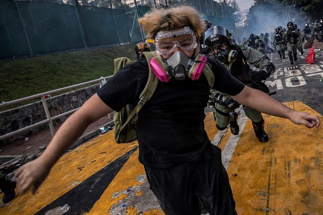 지난해 11월 홍콩에서 벌어진 반정부 시위 도중 경찰에 쫒기는 시위대. 2020 퓰리처상 브레이킹 뉴스 사진(Breaking News Photography) 부문 수상작 중 한 장면. 로이터 연합뉴스