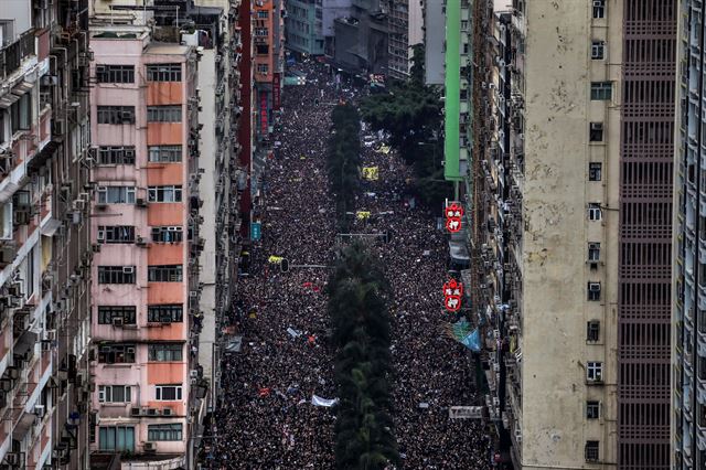 지난해 6월 홍콩 시내에서 대규모 행진을 벌이는 시위대. 2020 퓰리처상 브레이킹 뉴스 사진(Breaking News Photography) 부문 수상작 중 한 장면. 로이터 연합뉴스