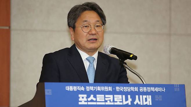 '포스트코로나 시대 정치 지형의 변화:한국과 G2' 정책세미나에서 축사 하는 강기정 청와대 정무수석 (사진=연합뉴스)