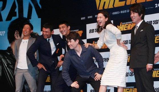 유해진, 황정민, 유아인, 류승완 감독, 장윤주,오달수가 1일 영화 '베테랑' 제작보고회가 진행된 압구정 cgv에서 포즈를 취하고 있다. 중앙일보.