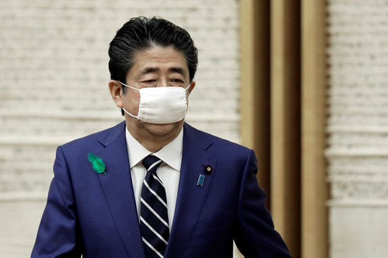 아베 신조 일본 총리가 이른바 '아베노마스크'(아베의 마스크) 논란에 대해 입을 열었다. /사진=로이터