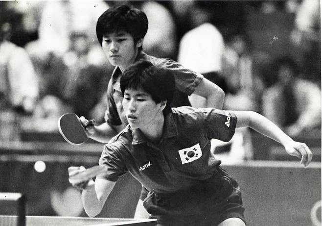 1988년 서울올림픽 예선전에서 소련을 상대로 경기를 펼치고 있는 현정화(왼쪽)와 양영자. [헤럴드경제DB]