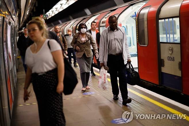 코로나19 확산세가 빨라진 4월 중순까지도 여전히 마스크를 쓰지 않고 지하철을 타는 런던 시민들 [AFP=연합뉴스]