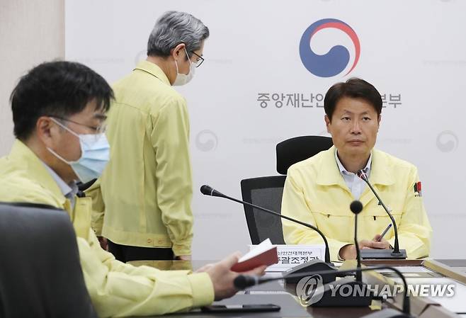 코로나19 확진자 관련, 무거운 분위기의 중대본 (세종=연합뉴스) 김주형 기자 = 김강립 중앙재난안전대책본부 제1총괄조정관(보건복지부 차관, 오른쪽)이 8일 오후 세종시 정부세종청사에서 용인 코로나19 확진자와 관련해 중대본-지자체 영상회의에 참석해 자리하고 있다. kjhpress@yna.co.kr