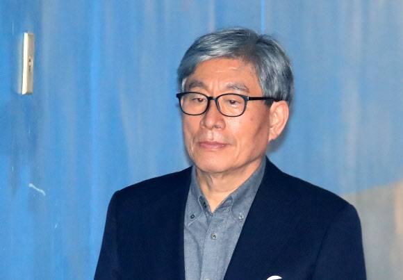 법정으로 향하는 원세훈 전 국정원장. 2019.1.17 연합뉴스