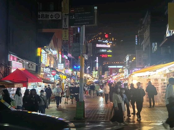 9일 오후 10시, 서울 마포구 홍대 어울림마당로가 '불토'를 즐기려는 젊은이들로 가득찼다. 이우림 기자.