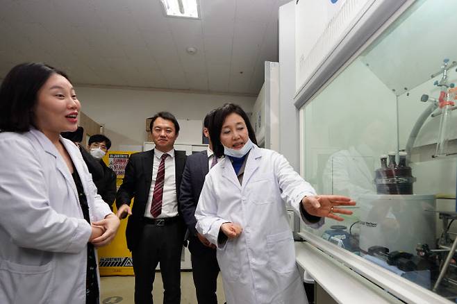 지난 2월 박영선 중소벤처기업부 장관이 백신 개발업체 ‘휴벳 바이오’를 둘러보고 있다. (사진=중기부)