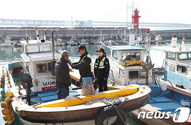 부산 수영구 민락항에서 선박 선장을 대상으로 부산해경이 음주측정을 하고 있다.  © News1
