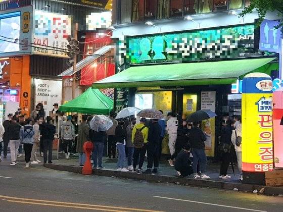 지난 9일 오후 11시 홍대 인근의 한 헌팅포차 앞에 30여 명이 입장하기 위해 대기하고 있다. 서울시는 이날 이태원 클럽발 코로나19 확진자가 늘자 유흥시설을 대상으로 무기한 집합금지명령을 내렸지만, 헌팅포차는 춤 허용업소 에 해당하지 않아 규제 대상에 들어가지 않는다. 이우림 기자