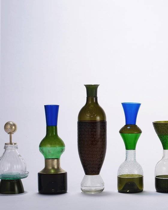 버려진 맥주병과 와인병, 주스병을 잘라 재조합하고 금속 장식을 더해 만든 2017년작, ‘리 보틀 시리즈.’ 박선민 작가