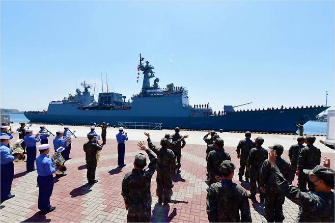 청해부대 32진 임무를 맡은 대조영함이 5월 11일 오전 부산작전기지에서 해군 장병들의 환송을 받고 있다. (사진=해군 제공)