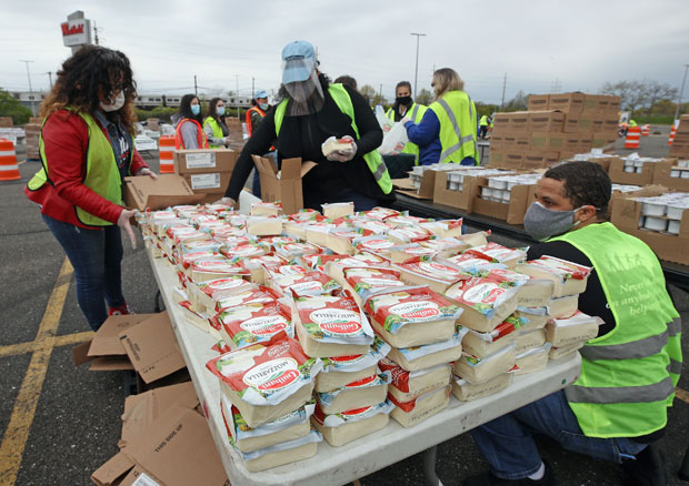 지난 8일(현지시간) 미국 뉴욕 동남부 매서피쿼 지역에 마련된 푸드 뱅크. 3000가구가 먹을 식량이 준비됐다./사진=AFP 연합뉴스
