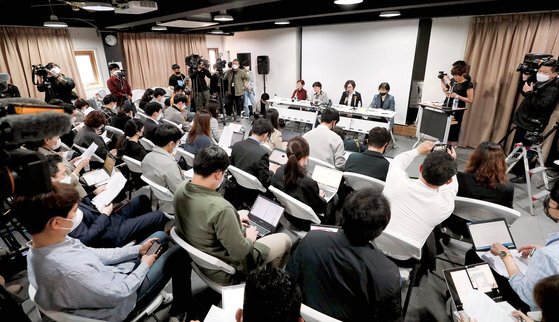 11일 오전 서울 마포구 인권재단 사람에서 정의기억연대가 일본군 위안부 피해자 기부금 관련 논란에 관한 기자회견을 하고 있다. 장진영 기자